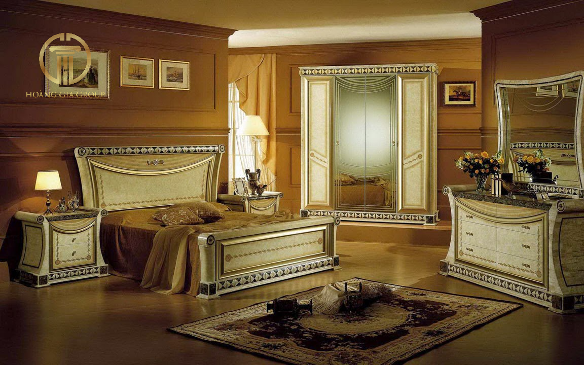 Căn phòng màu vàng đất cùng đồ nội thất mang hơi hướng quý tộc