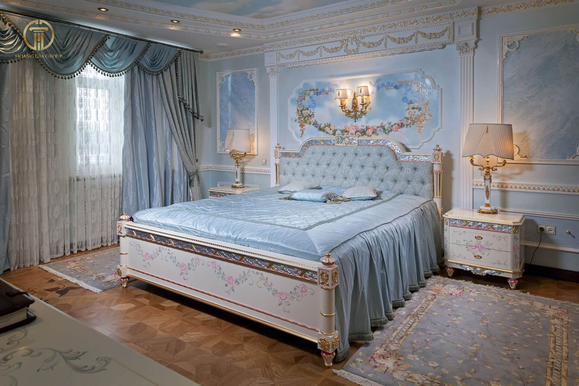 Phòng ngủ tân cổ điển với màu xanh bắt mắt cùng hoạ tiết trang trí tinh xảo