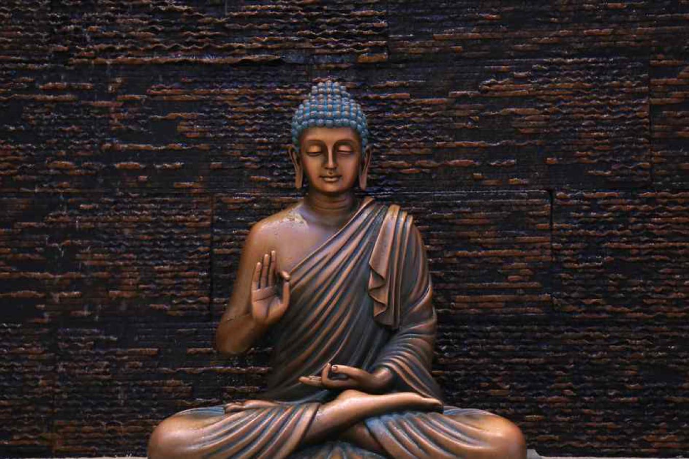 Trưng bày tượng Phật trong nhà
