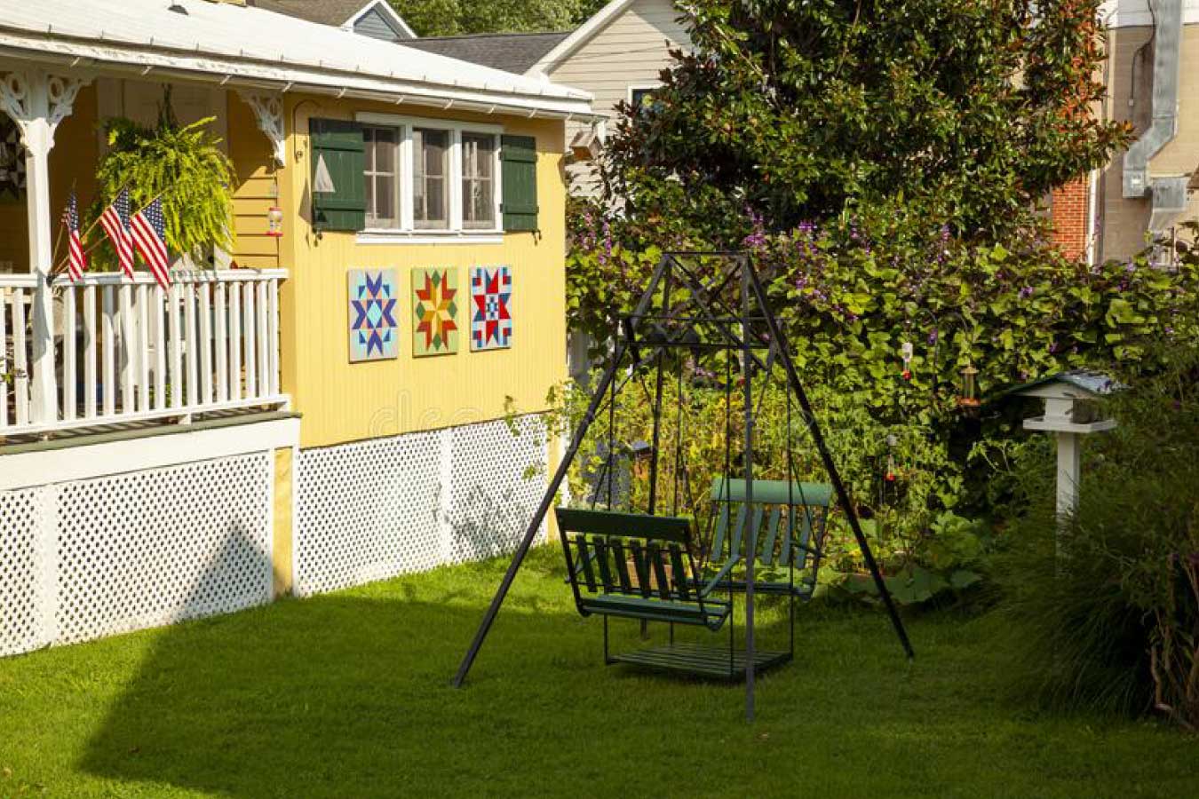 Góc vườn nhỏ tại ngôi nhà kiểu Mỹ với xích đu cho trẻ em
